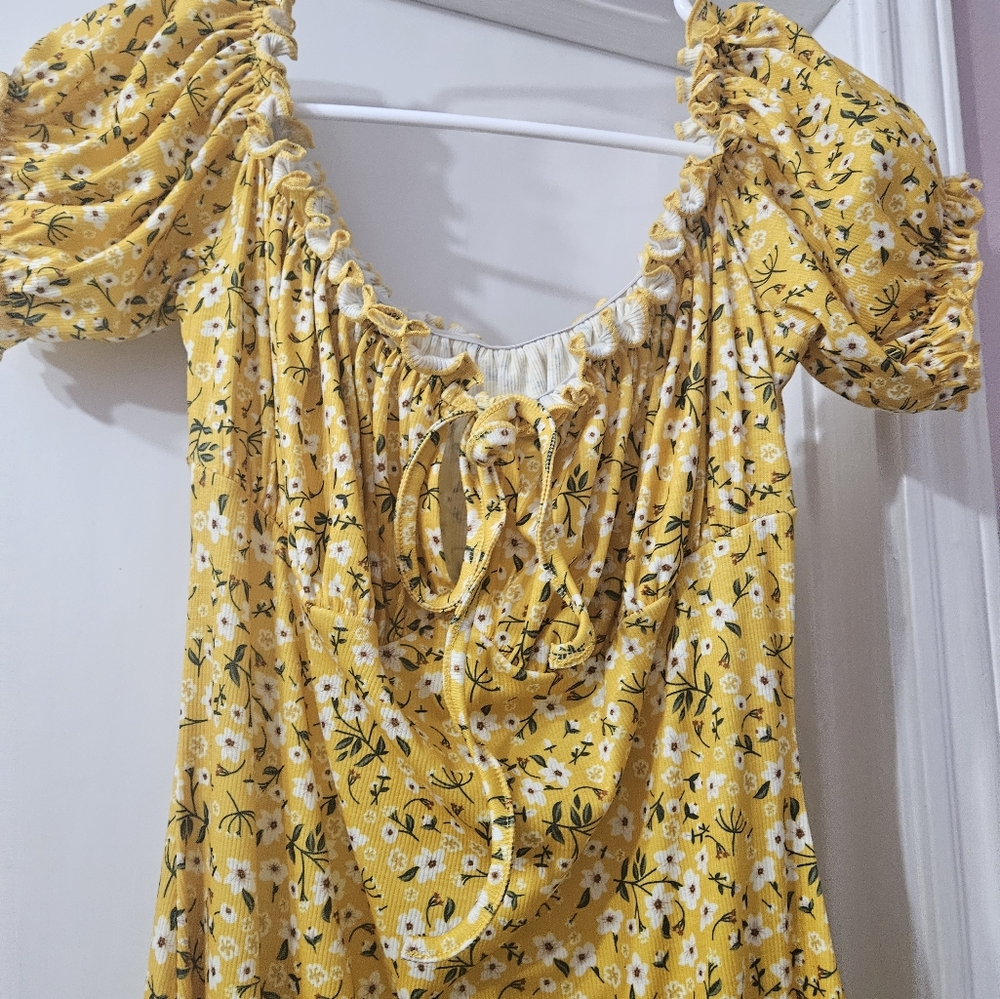 Light dress great for summer! Of the shoulders! A pickaboo on the chest area